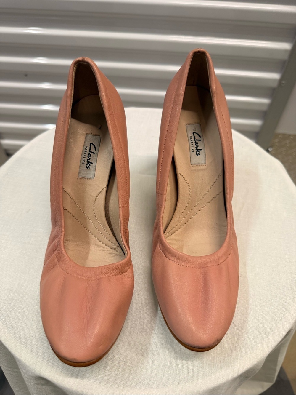 Clarks Women’s Pink Leather Round-Toe Pumps